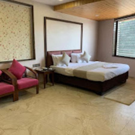 Hotel Radhe Anand Luaran gambar